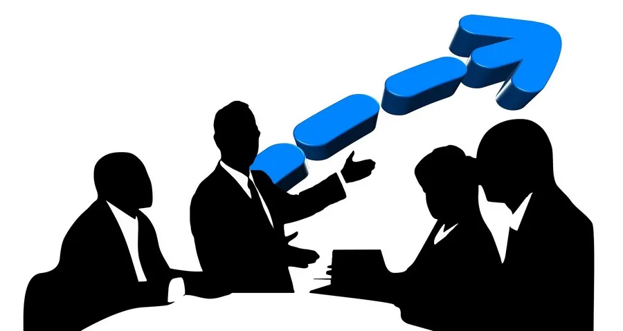 Imprenditore veneto che firma documentazione per richiesta di garanzia consortile presso un ufficio moderno e luminoso, con vista su un paesaggio industriale del Veneto, atmosfera professionale e istituzionale