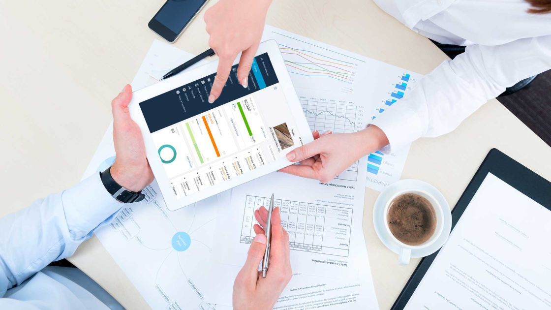 Edificio istituzionale con architettura veneta, colonne classiche e ambiente professionale finanziario